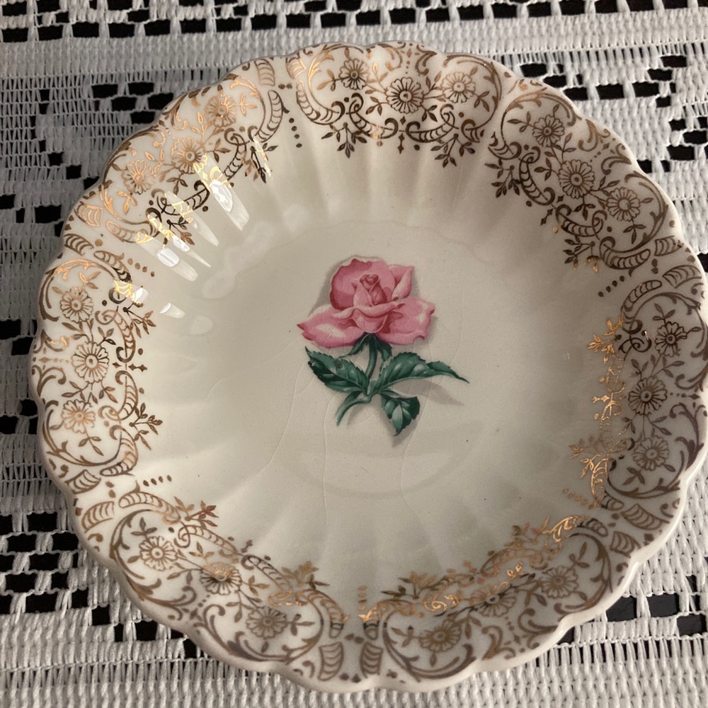 Appx 5” bowl w/ gold decor and pink rose.  Unmarked, no chips $11